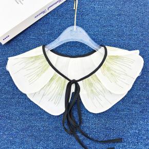 Green lace collar