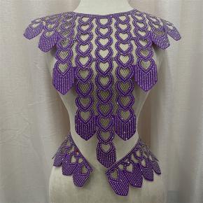 精致手工制作的鲜艳刺绣领口