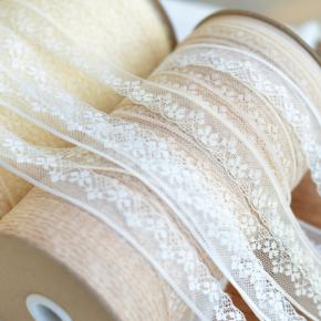 聚酯纤维传统刺绣蕾丝服装配饰，带有花卉图案