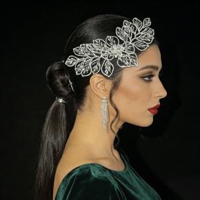 Transparent crystal branch and leaf headband, luxurious and ethereal bridal headpiece for banquets and photo shoots, exquisite decorative hair accessory.