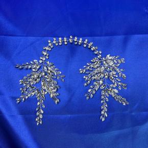 Fully rhinestone and crystal leaf headband, long and luxurious bridal headpiece, perfect for wedding banquet dresses.